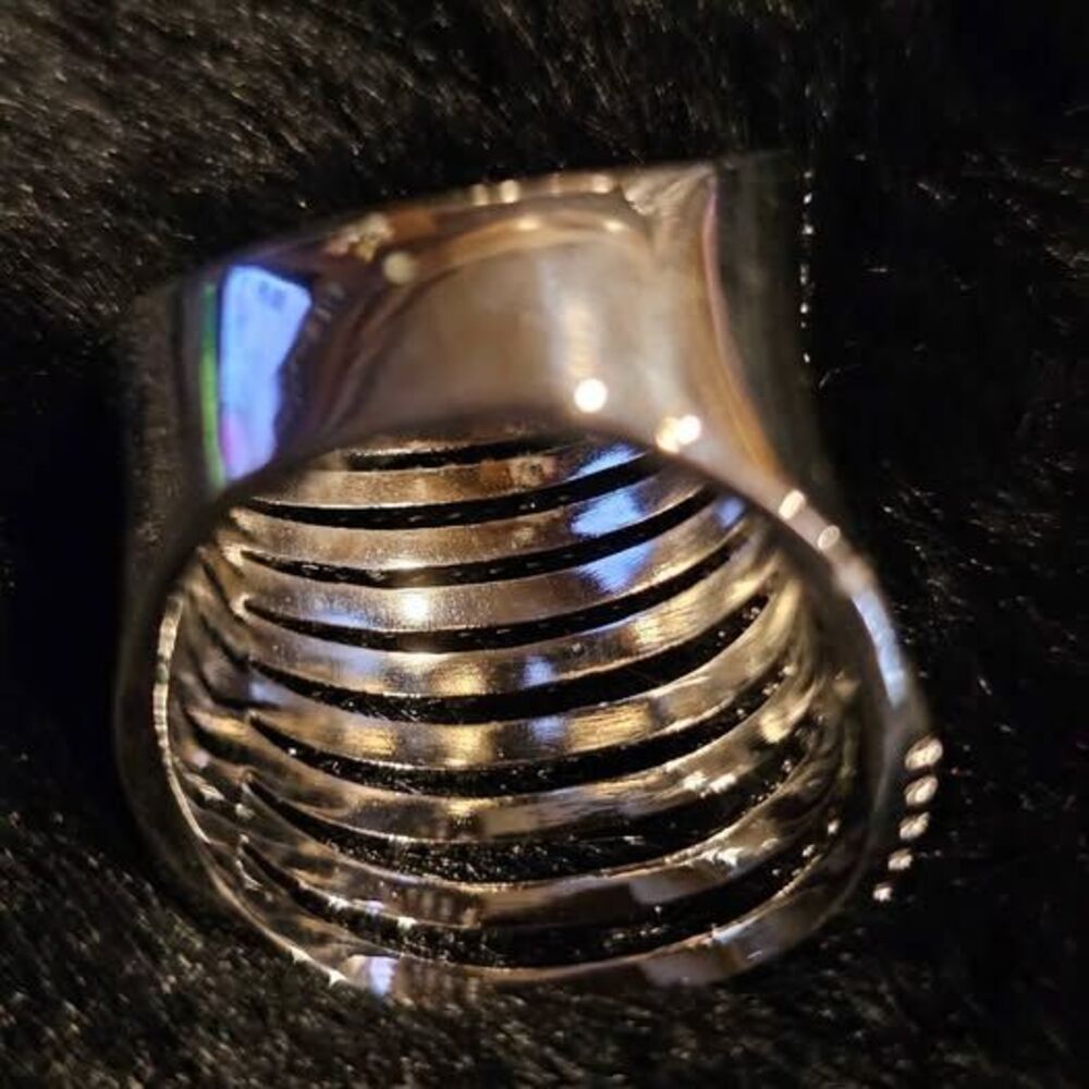 Ladies moissanite cocktail style ring. Size 7 - Picture 5 of 5